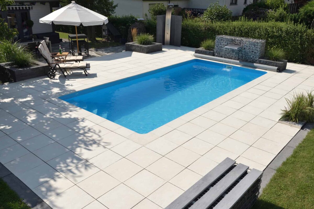 BRS-Aquitaine-Betonweiß-mit-TP-Aquitaine-kreative-Poolgestaltung